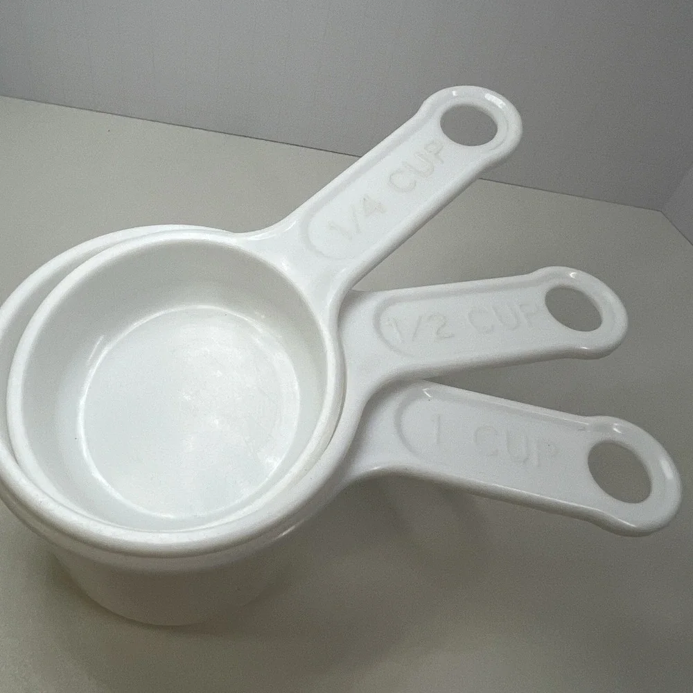 Rubbermaid Classic Measuring Cups 1/4 1/2 1 Cup White Plastic Baking Set Nesting